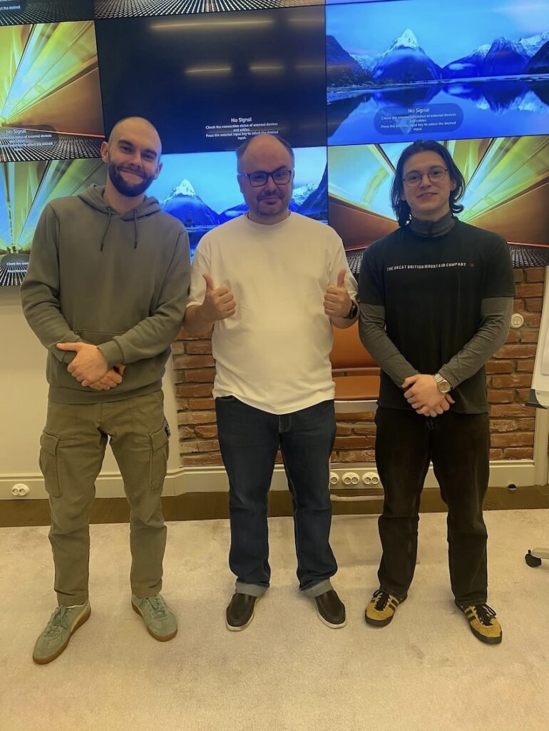 Лікар-стоматолог-ендодонтист  Дмитро Кушинський (ліворуч) на навчанні з ендодонтії